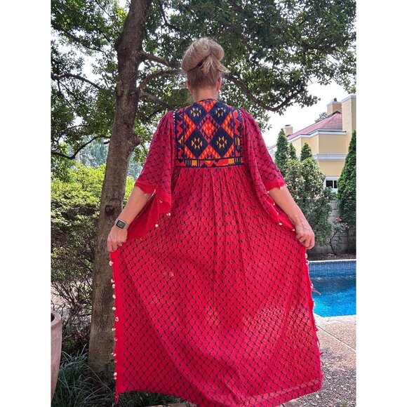 Vintage 1960s Rikma Red Keffiyeh Caftan Dress, Size Small, Angel Sleeves - Picture 4 of 16